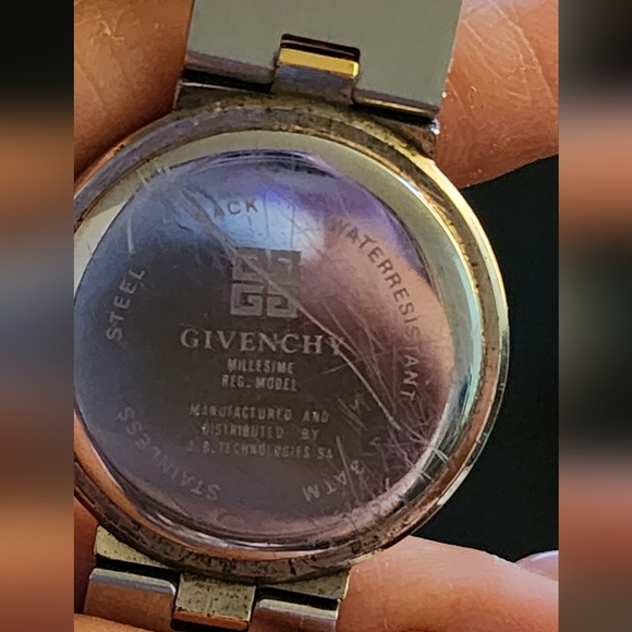 GIVENCHY WATCH SUPER CUTE 💕 - Picture 3 of 6